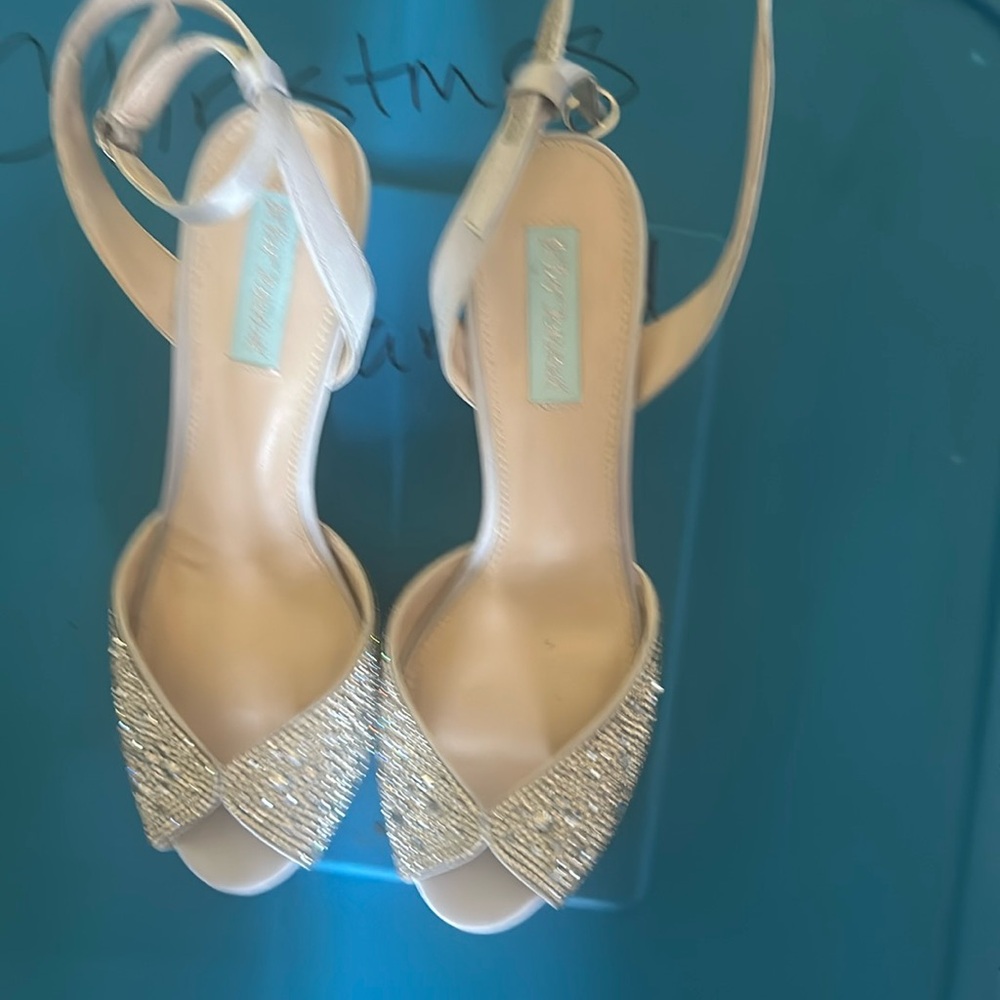 Betsey Johnson kitten heel